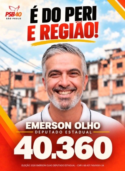 Emerson Olho sorrindo, com a comunidade do Jardim Peri ao fundo
